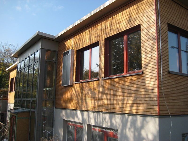 Holzfassade mit Solartechnik